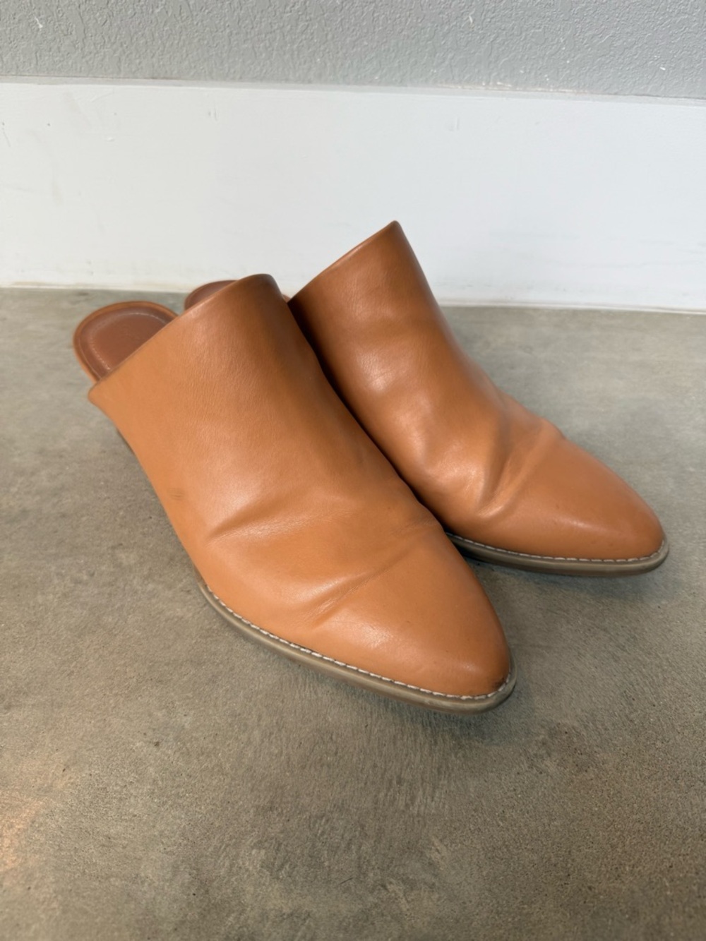 Universal Thread Tan Leather Pointed Mule Slides